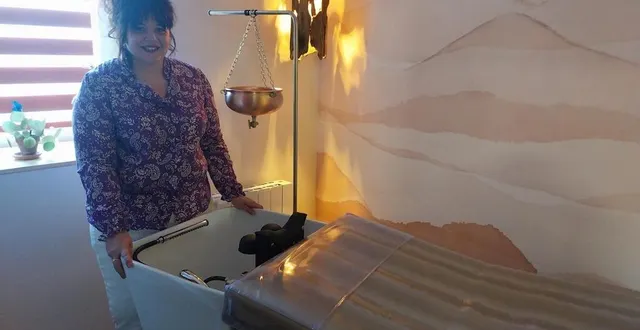 photo  nadège larcher présente sa nouvelle acquisition, une table chauffante pour le head-spa  &copy;  ouest-france 