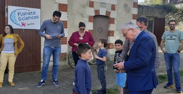 photo  adrian galan reçoit sa première étoile des mains du maire didier reveau, mardi. elle symbolise sa première année à planète sciences sarthe.  &copy;  ouest-france 