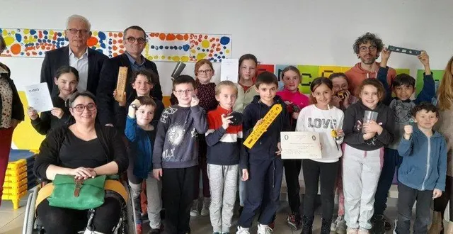 photo  les élèves entourés des élus, représentant du diocèse et enseignants. vanessa hilarus, cheffe d’établissement est à droite.  &copy;  co 