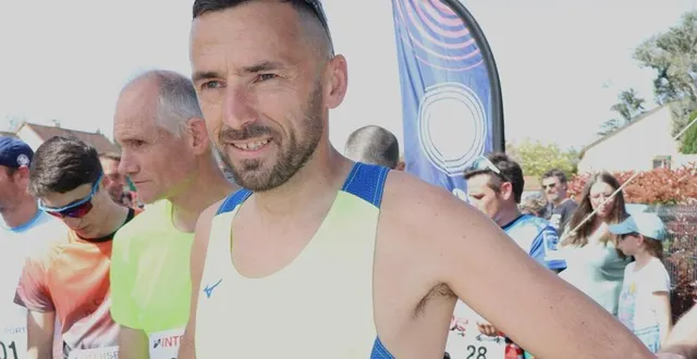 photo  tony fernandes à quelques minutes du départ du 10 km.  &copy;  le maine libre 