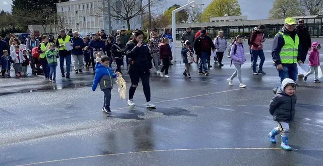 photo  en 2024, malgré la pluie, une centaine de parents et d’élèves ont participé à la randonnée de pâques organisée par rand’aune et loir.  &copy;  archives le maine libre 