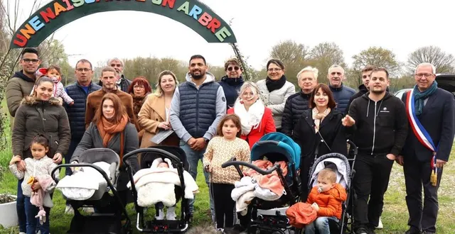 photo  les élus ont invité les heureux parents à venir déposer une plaque avec le prénom du bébé au pied de l’arbre.  &copy;  le maine libre 