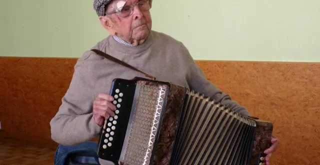 photo  à 100 ans, maurice joue encore avec son piano à bretelle.   &copy;  le maine libre 
