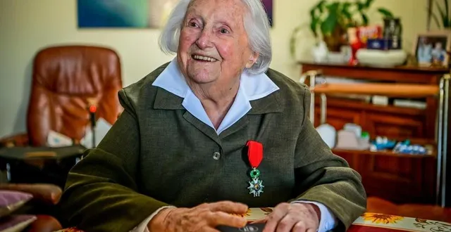 photo  solange alexandre vient de recevoir la légion d’honneur à l’âge de 102 ans.  &copy;  photo le maine libre – yvon loué 