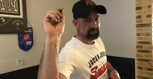 photo  jean-pascal purrey va participer avec son fils de 12 ans à l’open de fléchettes d’alençon. il vient s’entraîner au bar le toucan, mais a aussi installé une cible chez lui.  &copy;  ouest-france 