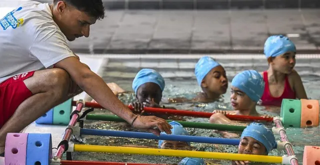 photo  allonnes, avril 2025. des enfants se familiarisent avec l’eau avant d’apprendre à nager.  &copy;  le maine libre – denis lambert 