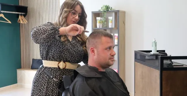 photo  noémie firetto a repris le salon de coiffure d’auvers-le-hamon qui s’appelle désormais sublim’hair  &copy;  ouest-france 