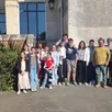 photo  le groupe de jeunes de l’avant-scène, qui a mis à profit le travail d’une journée avec manu grimo pour donner un petit spectacle en plein air devant les parents. 