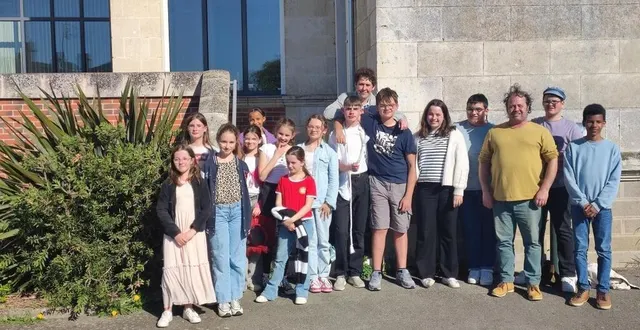 photo  le groupe de jeunes de l’avant-scène, qui a mis à profit le travail d’une journée avec manu grimo pour donner un petit spectacle en plein air devant les parents.  &copy;  ouest-france 
