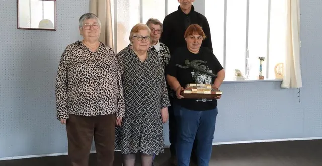 photo  régine barré, au centre, est la nouvelle présidente du club de boule de fort de l’union à sablé-sur-sarthe, qui tente de survivre.  &copy;  ouest-france 