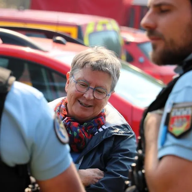 photo armelle poncet a pris le temps d’échanger avec les forces de l’ordre et les pompiers sur place, pour être informée de l’avancée du feu.  ©  co - matthieu gruaz-toussaint