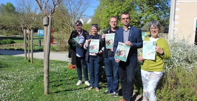 photo  de gauche à droite, delphine honningue, responsable du pôle accueil citoyenneté, karine le bourhis, martial méaude, françois olivier, maire délégué de château-du-loir et véronique papillon.   &copy;  le maine libre 