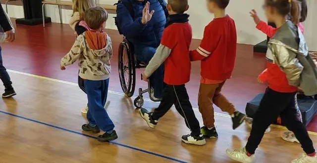 photo  mazé, le 4 avril 2025. dorothée mériau, qui a participé aux jeux de londres en 2012 en basket-fauteuil, a volontiers répondu aux questions des enfants.  &copy;  ville de mazé-milon 