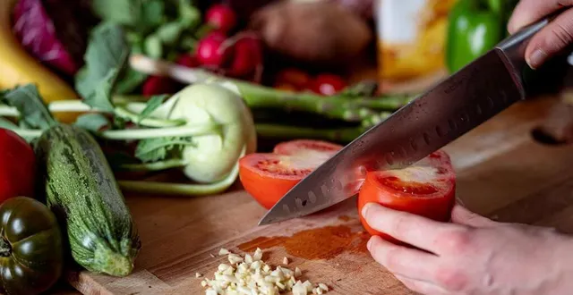 photo  un homme qui cuisine des légumes. photo d’illustration.  &copy;  fabian sommer / dpa / dpa picture-alliance via afp 