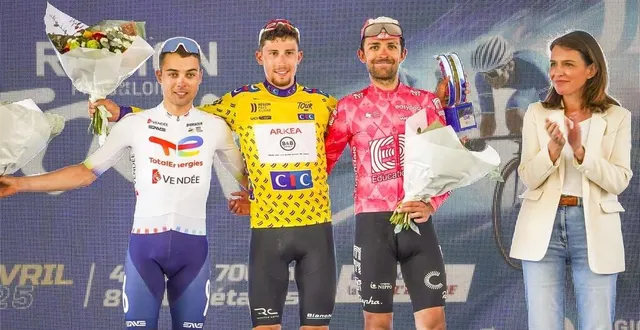 photo  alexandre delettre, kévin vauquelin et james shaw (de gauche à droite) sur le podium du région pays de la loire tour, au mans, le 11 avril 2025.  &copy;  dominique breugnot 