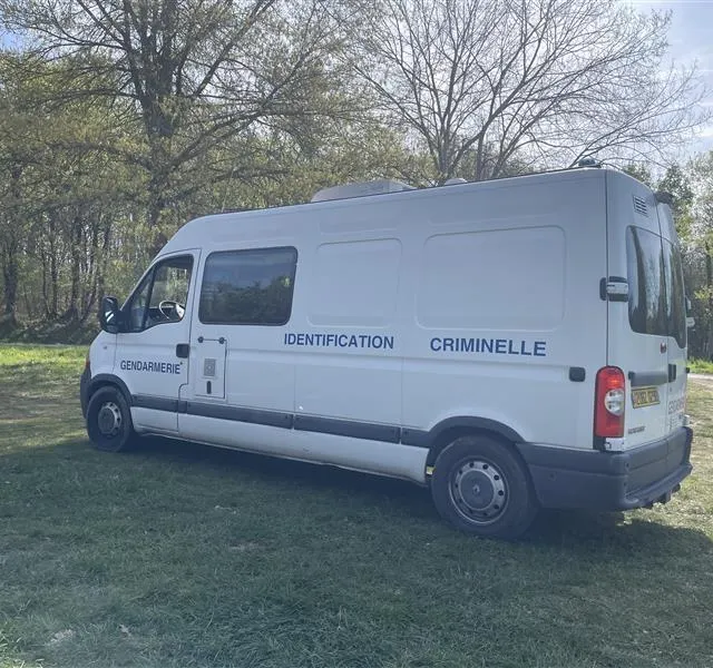 photo ce vendredi matin 11 avril, un technicien de l’identification criminelle est sur les lieux de l’incendie qui ravage la forêt de la breille-les-pins depuis jeudi matin 10 avril.  ©  photo co