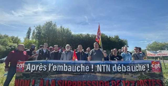 photo  plus de 80 personnes se sont rassemblées près de l’usine ntn à allonnes (sarthe), à l’appel de la cgt, pour contester le plan social qui menace 127 emplois.  &copy;  ouest-france 