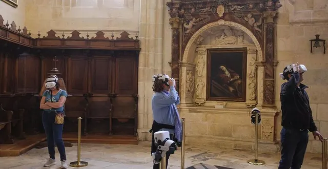 photo  des touristes visitent la cathédrale de burgos, en espagne, avec des casques de réalité virtuelle pour percevoir sa construction en 3d.  &copy;  photo : jean-michel delage / afp 