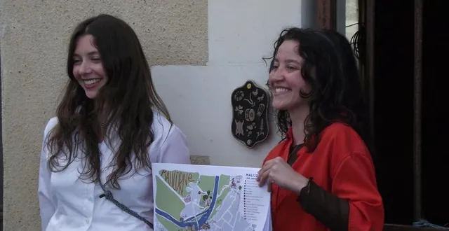 photo  marie des rochettes et margaux chataignier au moulin lors de l’inauguration du parcours artisique.  &copy;  ouest-france 