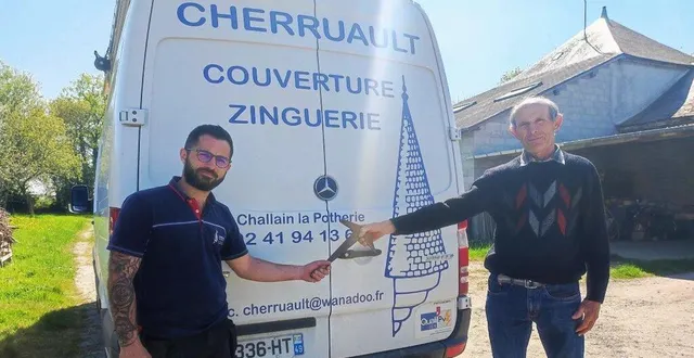 photo  philippe naudin (à droite) a cédé sa clientèle à l’entreprise cherruault de challain-la-potherie.  &copy;  co 
