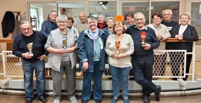 photo  le club du sourire de mazé a organisé un concours de boule de fort à la maison blanche. 24 personnes y ont participé. mercredi 26 mars, la finale a été remportée par daniel verron et rachel gillet. ils se sont imposés face à jacky fresneau et monique divay, sur le score très serré de 12 à 11. le tout s’est déroulé dans la plus grande convivialité.  &copy;  document remis 