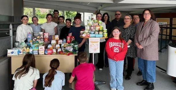 photo  les collégiens de vibraye soutiennent le secours populaire.  &copy;  le maine libre 