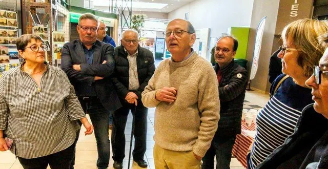 photo  bernard houel présente et commente sa magnifique collection.  &copy;  le maine libre 