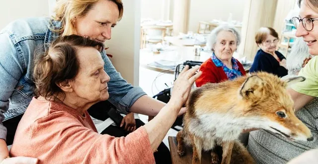 photo  accompagnée par l’animatrice, anne corriaux, elisabeth laumonnier a pu caresser un renard empaillé.  &copy;  ouest-france 