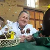 photo véronique du coligny pose au milieu de ses chocolats de pâques, à solesmes.