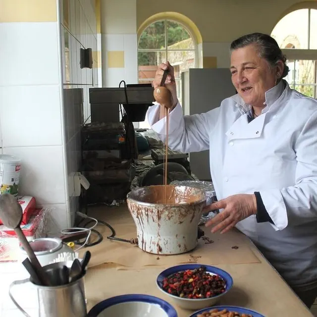 photo véronique de coligny en action dans son laboratoire, dans les cuisines de la marbrerie, à solesmes.  ©  ouest-france