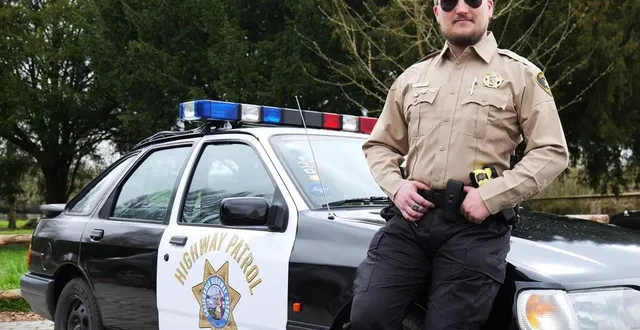 photo  alan lerdung alias le « sheriff sarthois » est un passionné des voitures de police américaines. 15 000 abonnés suivent ses aventures sur le réseau social tiktok.  &copy;  ouest-france 