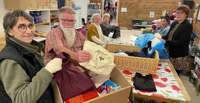 photo  l’équipe de monde solidaire, ici ce jeudi 10 avril 2025 à la flèche, récupère des habits et revend ceux qui sont en bon état.  &copy;  le maine libre 