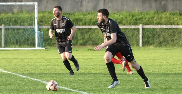 photo  les andainais de pierrick marie et baptiste levée (balle au pied) reçoivent briouze.  &copy;  ouest-france 