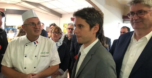 photo  gabriel attal (au centre) en visite au tallud près de parthenay chez un boulanger en compagnie du député des deux-sèvres, jean-marie fiévet (à droite).  &copy;  co - eric marteau 