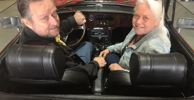 photo  beaufort-en-anjou, le 9 avril 2025. vincent et valérie ledoyen viennent d’acquérir ce beau cabriolet mg b aux commandes duquel ils vont pouvoir parcourir tranquillement la campagne angevine.  &copy;  co – christophe ricci 