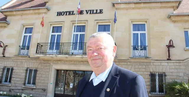 photo  après trois mandats en tant que premier magistrat de la commune, guy romain compte bien passer le flambeau à son actuel premier adjoint, philippe touchain.  &copy;  ouest-france 