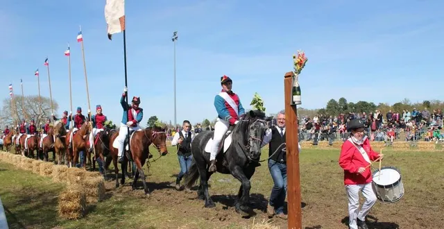 photo  les lanciers arrivant sur le terrain pour le bris des lances.  &copy;  robert pautonnier 