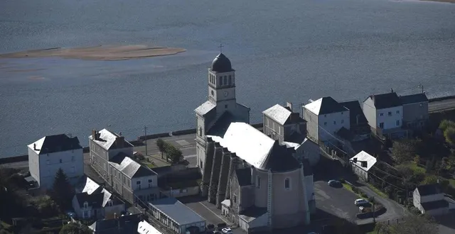 photo  la loire chère à grau-garriga, l’église de la bohalle, son parvis, les bâtiments autour appartenant à la municipalité, et les parkings contigus offrent cette réflexion de centre d’art contemporain.  &copy;  archives co – laurent combet 