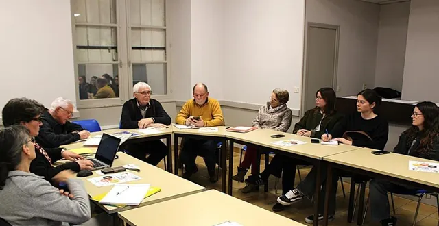 photo  bernard eveilleau et le bureau du comité de jumelage ont réparti le travail des nombreux bénévoles pour l’accueil des allemands du 29 au 31 mai.  &copy;  le maine libre 