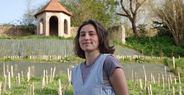 photo  adèle yon, auteure du roman « mon vrai nom est elisabeth », ici devant les vignes qu’elle a plantées à valennes.  &copy;  le maine libre 