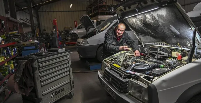 photo  philippe rivard tient le garage automobile de louzes depuis 32 ans, sans prendre de vacances.  &copy;  le maine libre - denis lambert 