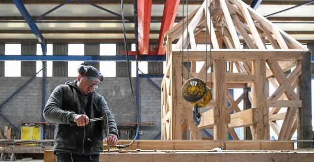 photo  un des salariés de l’entreprise croix, charpentier-amoulageur à la cornuaille près de candé, spécialiste dans la restauration de moulins depuis 1845. derrière ce charpentier, la nouvelle hucherolle du moulin du pavé près de brissac-loire-aubance.  &copy;  co - josselin clair 