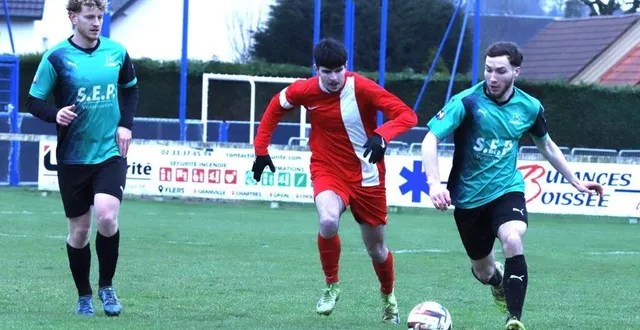 photo  les alençonnais guillaume cosnard et nathan truet (maillots verts) reçoivent villers houlgate. les léopards d’eliot thommerel (maillot rouge) se rendent à falaise.  &copy;  ouest-france 