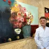 photo éric dos santos devant une toile d’anne brérot, exposée dans sa galerie d’art à parcé-sur-sarthe.