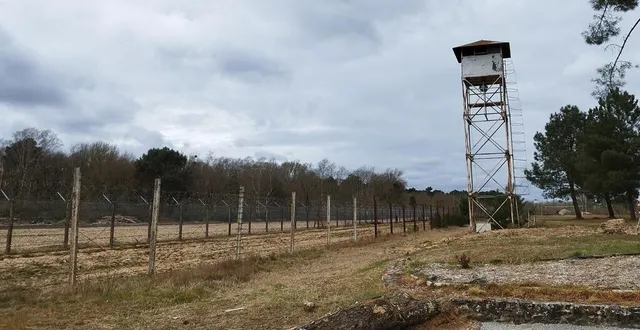 photo  après la libération, des dizaines de milliers de prisonniers de guerre allemands ont été détenus au camp de thorée-les-pins, près de la flèche (sarthe).  &copy;  ouest-france 
