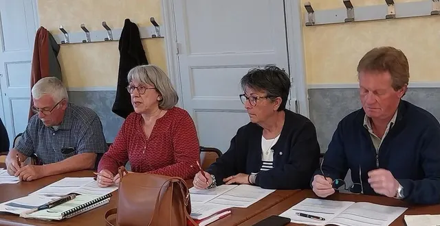 photo  durant le conseil communautaire, à partir de la gauche pierre correyeur vice-président, claudine bellenger présidente, maryse oliveira et gérard ramage vice-présidents.  &copy;  ouest-france 
