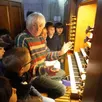 photo  beaufort, le 28 mars 2025. sous le regard ébahi des élèves de l’école du château, marc inglebert a fait une démonstration du grand orgue de l’église notre-dame. 