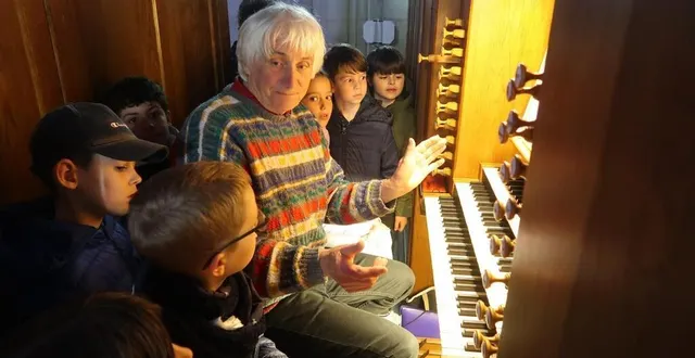 photo  beaufort, le 28 mars 2025. sous le regard ébahi des élèves de l’école du château, marc inglebert a fait une démonstration du grand orgue de l’église notre-dame.  &copy;  co – agathe le nueff 