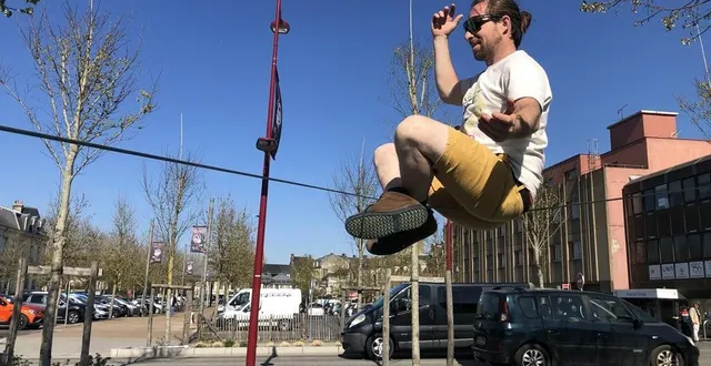 photo  romain billard, expert de slackline, proposait des initiations à cette discipline.  &copy;  ouest-france 