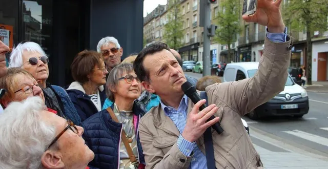 photo  une trentaine de personnes ont suivi la visite guidée d’hugues ménès sur les commerces de flers, samedi 12 avril 2025.  &copy;  ouest-france 